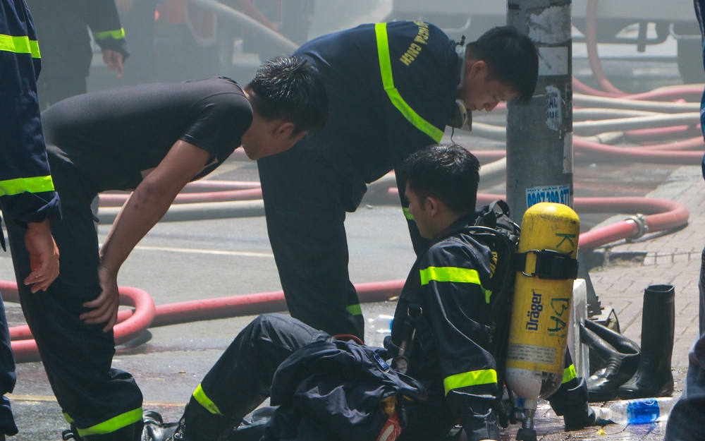 Chiến sĩ PCCC đẫm mồ hôi, mệt nhoài sau nỗ lực khống chế đám cháy quán bar ở TP.HCM-1