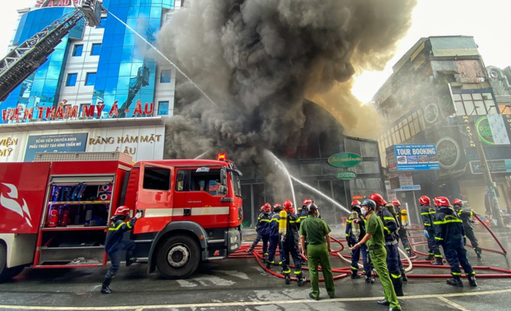 Chiến sĩ PCCC đẫm mồ hôi, mệt nhoài sau nỗ lực khống chế đám cháy quán bar ở TP.HCM-2