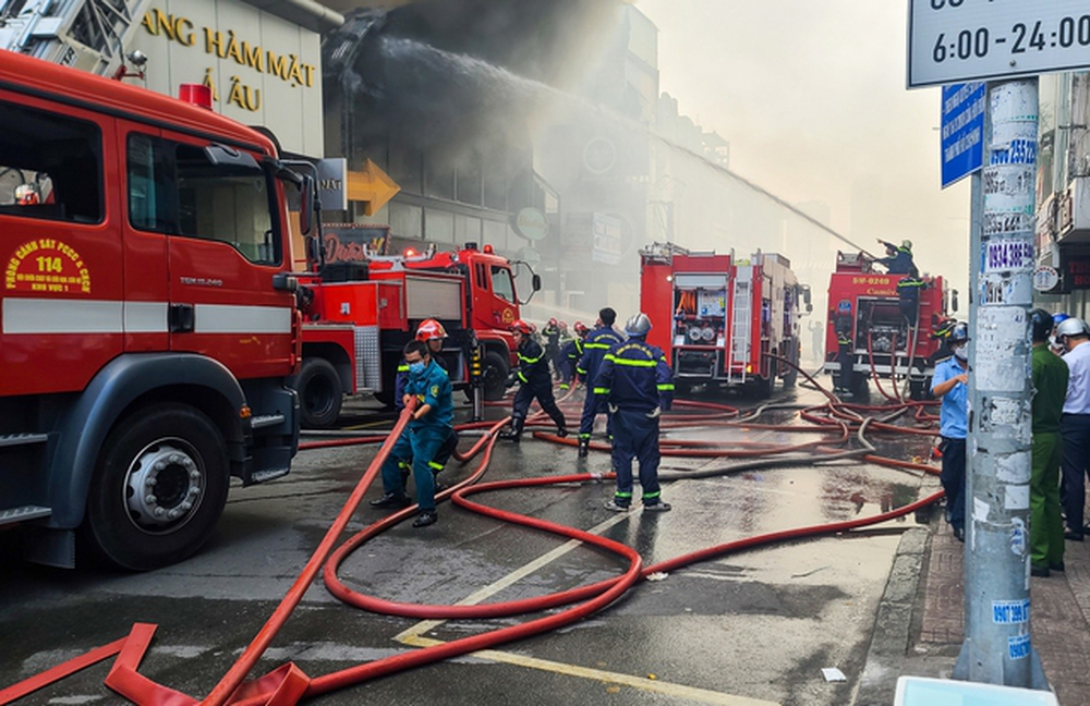 Chiến sĩ PCCC đẫm mồ hôi, mệt nhoài sau nỗ lực khống chế đám cháy quán bar ở TP.HCM-4