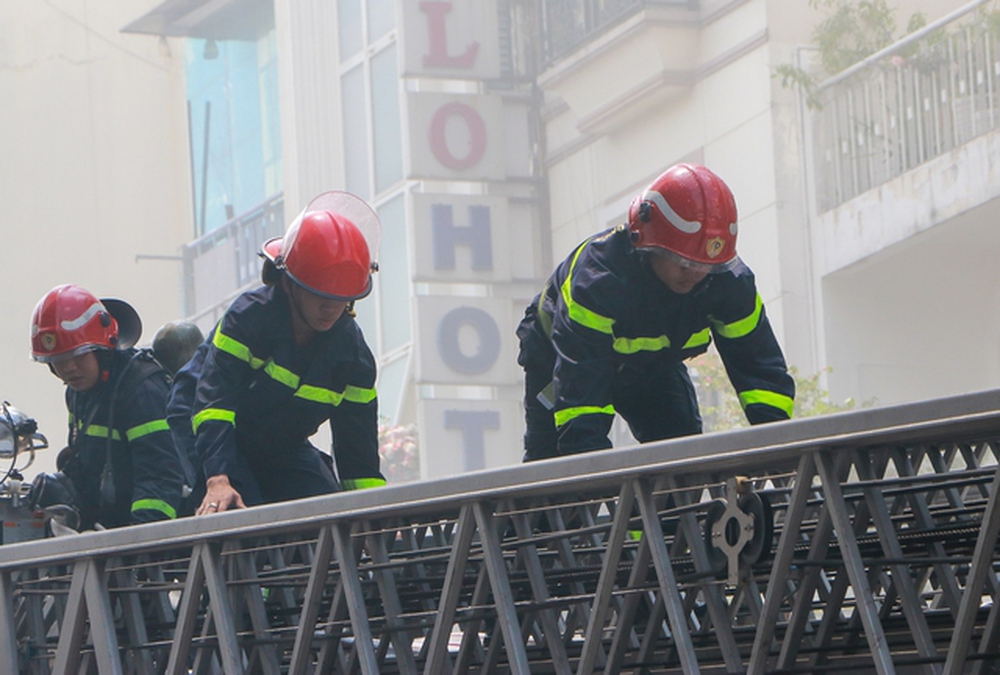 Chiến sĩ PCCC đẫm mồ hôi, mệt nhoài sau nỗ lực khống chế đám cháy quán bar ở TP.HCM-5