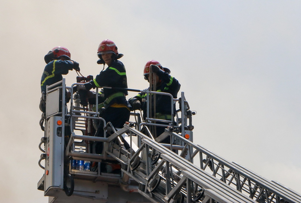 Chiến sĩ PCCC đẫm mồ hôi, mệt nhoài sau nỗ lực khống chế đám cháy quán bar ở TP.HCM-6