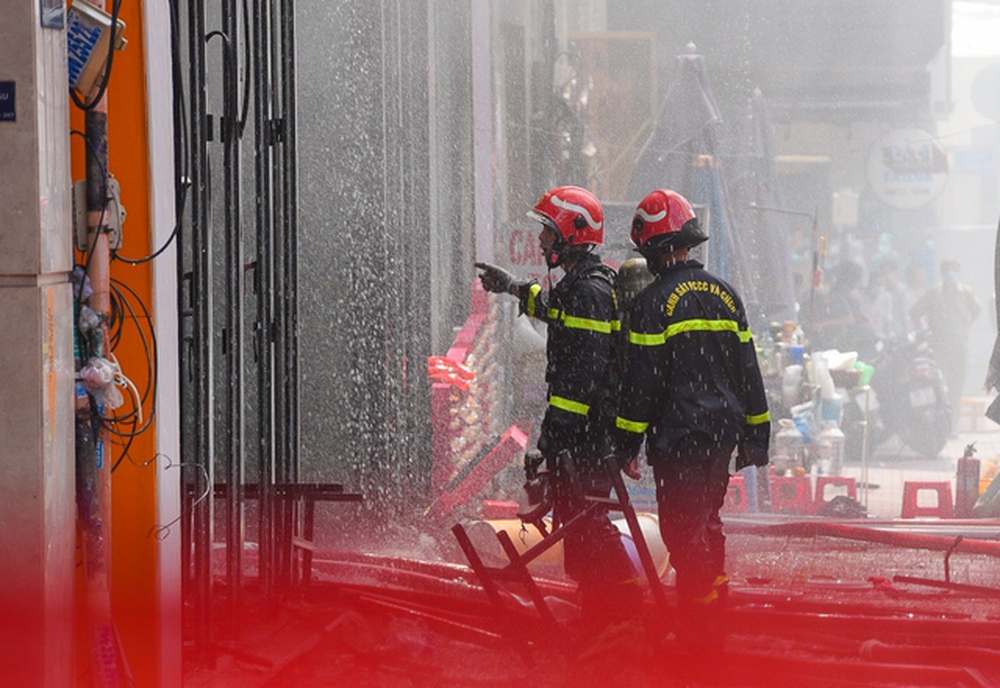 Chiến sĩ PCCC đẫm mồ hôi, mệt nhoài sau nỗ lực khống chế đám cháy quán bar ở TP.HCM-8