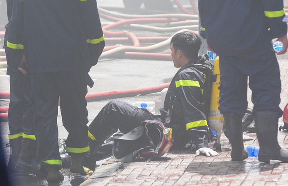 Chiến sĩ PCCC đẫm mồ hôi, mệt nhoài sau nỗ lực khống chế đám cháy quán bar ở TP.HCM-10