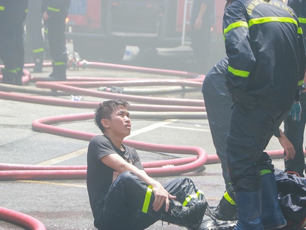 Chiến sĩ PCCC đẫm mồ hôi, mệt nhoài sau nỗ lực khống chế đám cháy quán bar ở TP.HCM-11