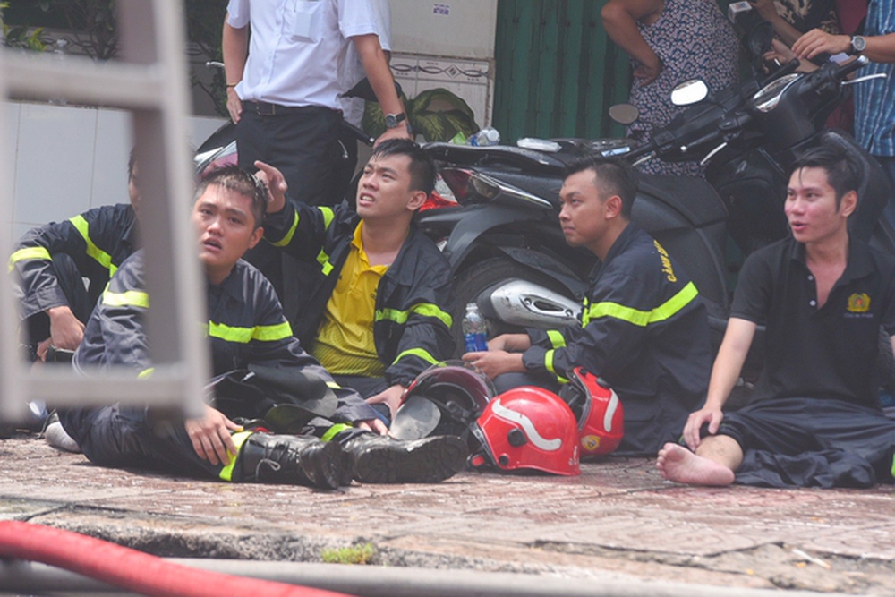 Chiến sĩ PCCC đẫm mồ hôi, mệt nhoài sau nỗ lực khống chế đám cháy quán bar ở TP.HCM-9