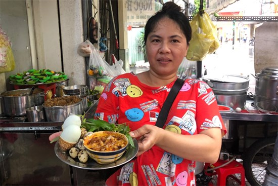 Mua nhà tiền tỷ với quán trứng vịt lộn bán hơn 4.000 quả mỗi ngày