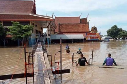 Người dân Thái Lan gồng mình chống lụt sau siêu bão Noru