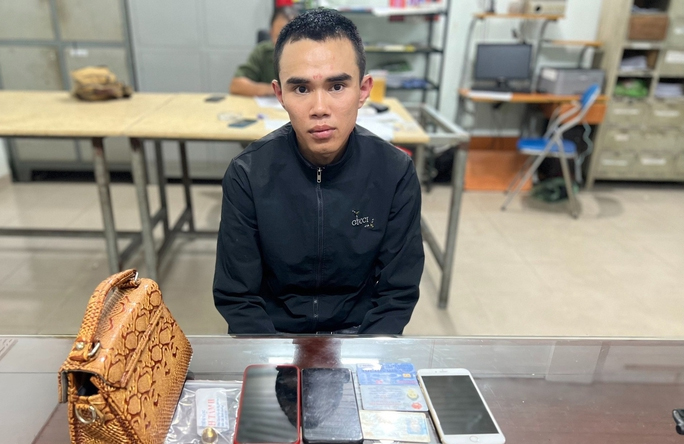 Chân dung kẻ cướp giật bị bắt trong chớp nhoáng-1