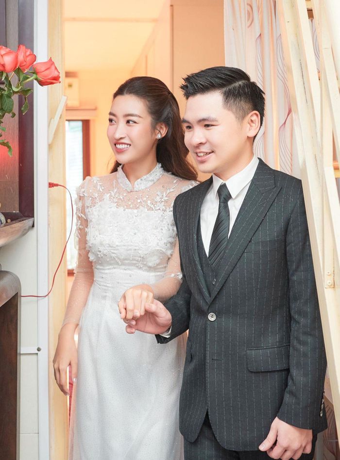 Đỗ Mỹ Linh và Chủ tịch CLB Hà Nội hôn nhau trong lễ ăn hỏi-2