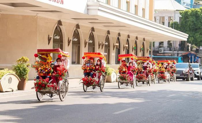 Đỗ Mỹ Linh và Chủ tịch CLB Hà Nội hôn nhau trong lễ ăn hỏi-8