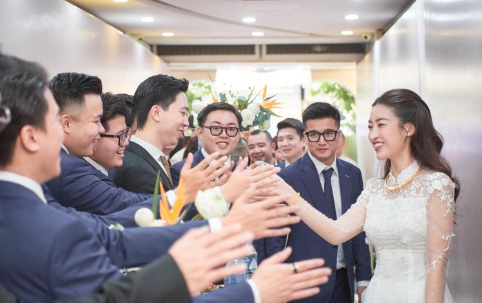 Đỗ Mỹ Linh và Chủ tịch CLB Hà Nội hôn nhau trong lễ ăn hỏi-1