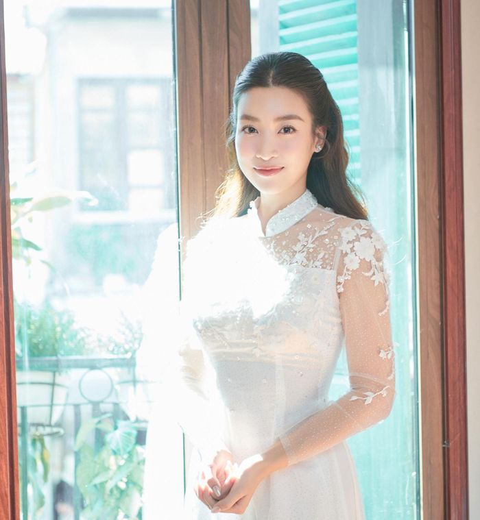 Đỗ Mỹ Linh và Chủ tịch CLB Hà Nội hôn nhau trong lễ ăn hỏi-9