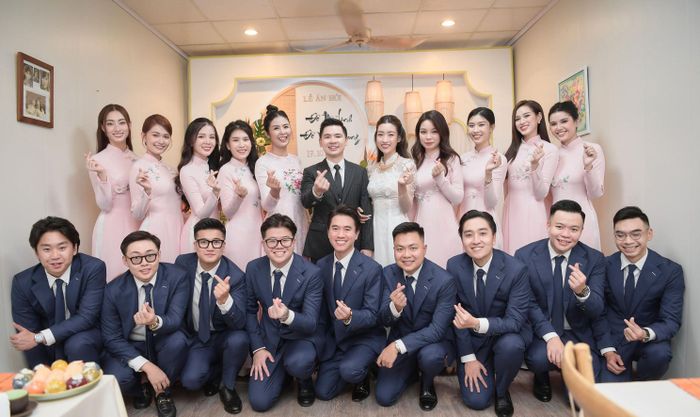 Đỗ Mỹ Linh và Chủ tịch CLB Hà Nội hôn nhau trong lễ ăn hỏi-6