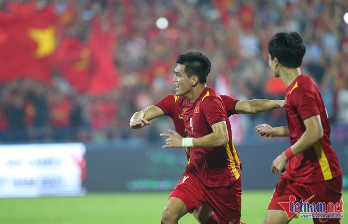 Tuyển thủ Việt Nam nghẹn lời chia tay thầy Park, hứa vô địch AFF Cup-1