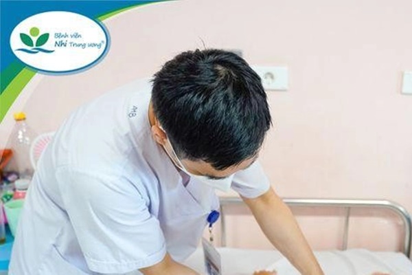 Bé gái đột ngột sưng đùi rồi liệt và teo luôn chân, bác sĩ cảnh báo căn bệnh cực kỳ nguy hiểm-1