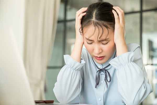 Ngày tân gia, chồng tôi kính cẩn đặt di ảnh của mẹ vợ lên bàn thờ-1