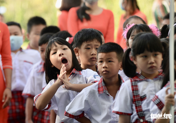 Giờ vào học quá sớm: Học sinh mỗi đêm chỉ ngủ 5-6 tiếng, để làm chi vậy?-1