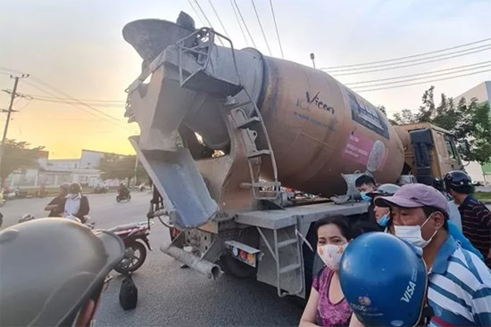Va chạm với xe bồn sau giờ học, 2 học sinh nghèo và mẹ tử vong