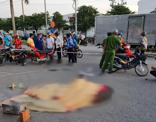 Va chạm với xe bồn sau giờ học, 2 học sinh nghèo và mẹ tử vong-1