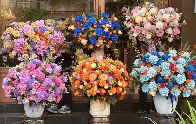Cận cảnh những bó hoa 20/10 giá hàng chục triệu đồng-2