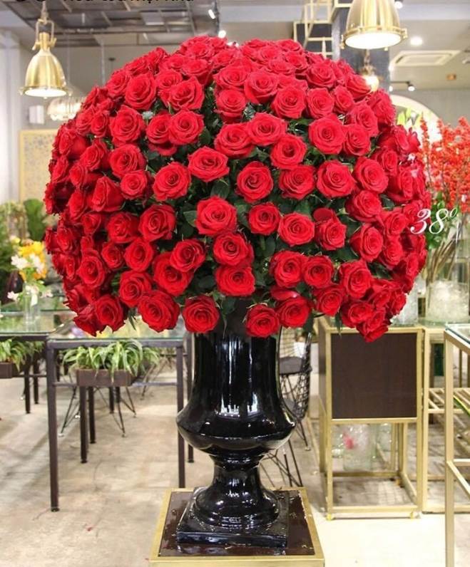 Cận cảnh những bó hoa 20/10 giá hàng chục triệu đồng-4