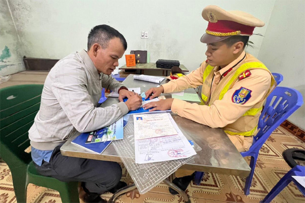 Nữ sinh viên bị bạn trai đâm trọng thương tại phòng trọ-2