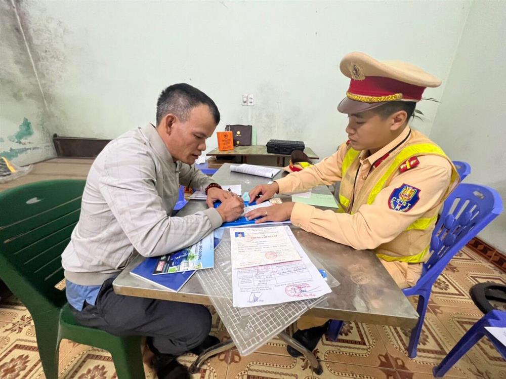 Chân dung tài xế không nhường đường xe cứu thương chở bệnh nhân nguy kịch ở Tuyên Quang-2