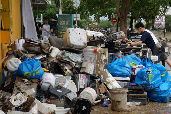 Quảng Ngãi: Xe đầu kéo chở 7 ô tô bốc cháy dữ dội trong đêm-2