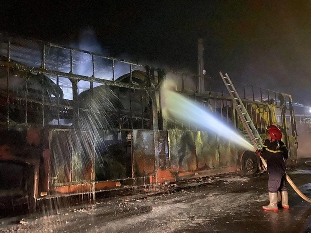 Quảng Ngãi: Xe đầu kéo chở 7 ô tô bốc cháy dữ dội trong đêm-1