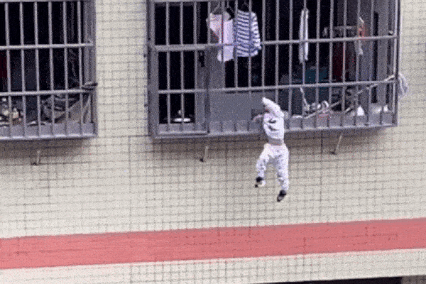 Nghẹt thở giải cứu người dân bị mắc kẹt giữa dòng nước lũ cuồn cuộn-1