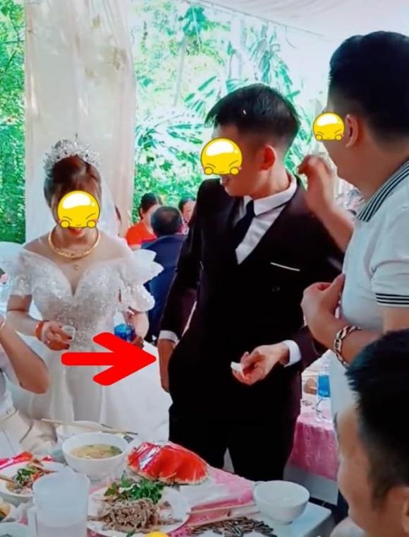 Cô dâu muối mặt khi chồng ngăn cầm phong bì mừng từ bạn chồng: Bạn chồng chứ bạn vợ à-3
