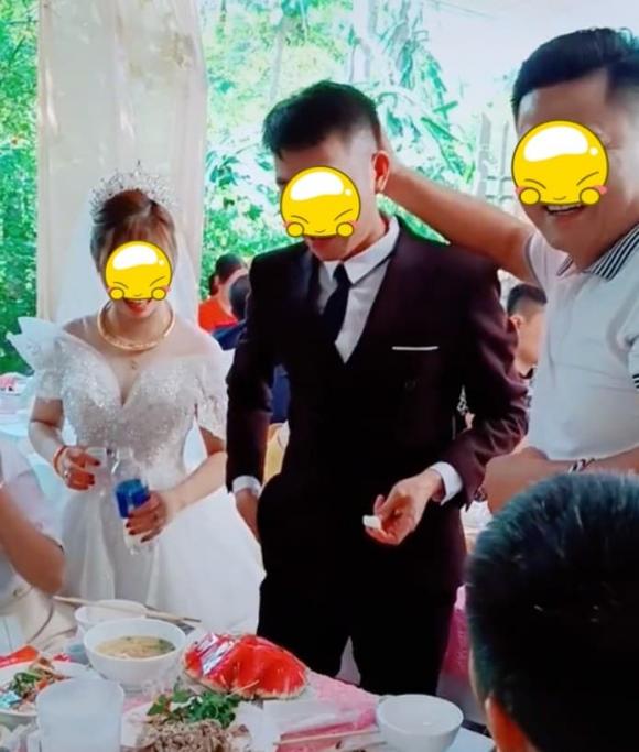 Cô dâu muối mặt khi chồng ngăn cầm phong bì mừng từ bạn chồng: Bạn chồng chứ bạn vợ à-4