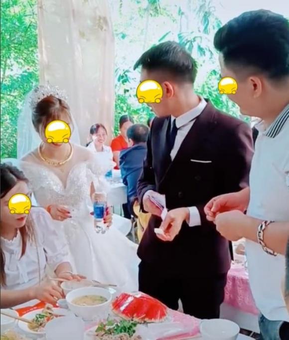 Cô dâu muối mặt khi chồng ngăn cầm phong bì mừng từ bạn chồng: Bạn chồng chứ bạn vợ à-2