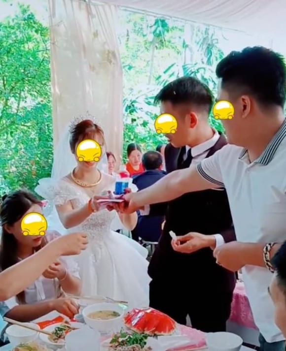 Cô dâu muối mặt khi chồng ngăn cầm phong bì mừng từ bạn chồng: Bạn chồng chứ bạn vợ à-1