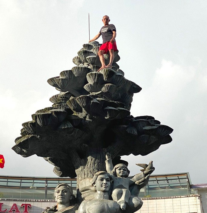Giải cứu nam thanh niên leo lên nóc tượng đài trước chợ Đà Lạt-1
