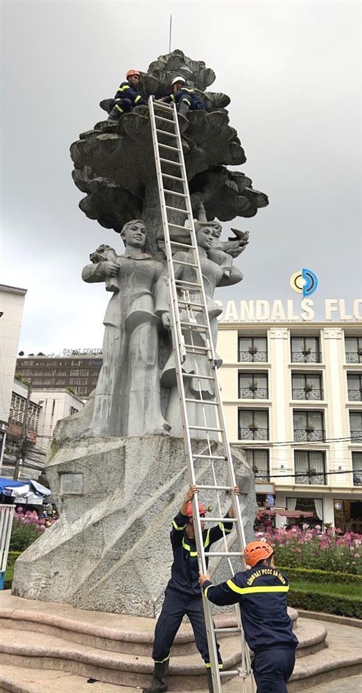 Giải cứu nam thanh niên leo lên nóc tượng đài trước chợ Đà Lạt-2