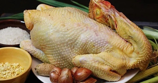 Vớt gà xong đừng bỏ ra đĩa ngay, làm thêm 1 bước gà giòn sần sật, thịt săn ngọt, tha hồ chặt không nát-1