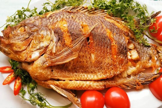 Cách rán cá không bị bắn dầu, da giòn vàng ươm