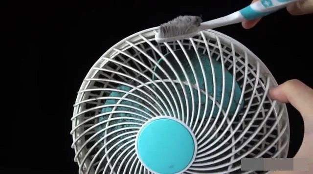 Quạt điện bám đầy bụi bẩn: Đừng vội tháo tung ra mất công, đây mới là cách làm sạch đơn giản nhất-2