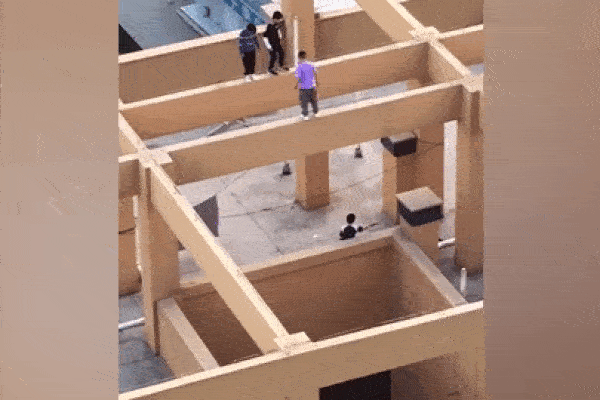 Hành động của nhóm nam sinh trên tầng thượng khiến người xem đứng tim