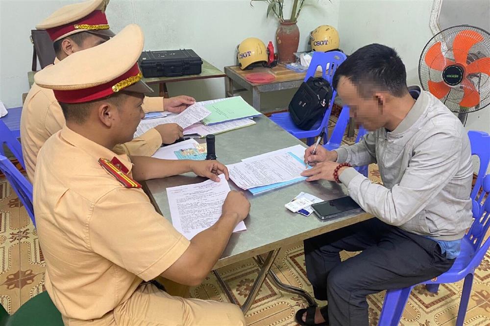 Tiếng còi xe cấp cứu và việc không tuân thủ luật đến mức vô cảm của lái xe-1