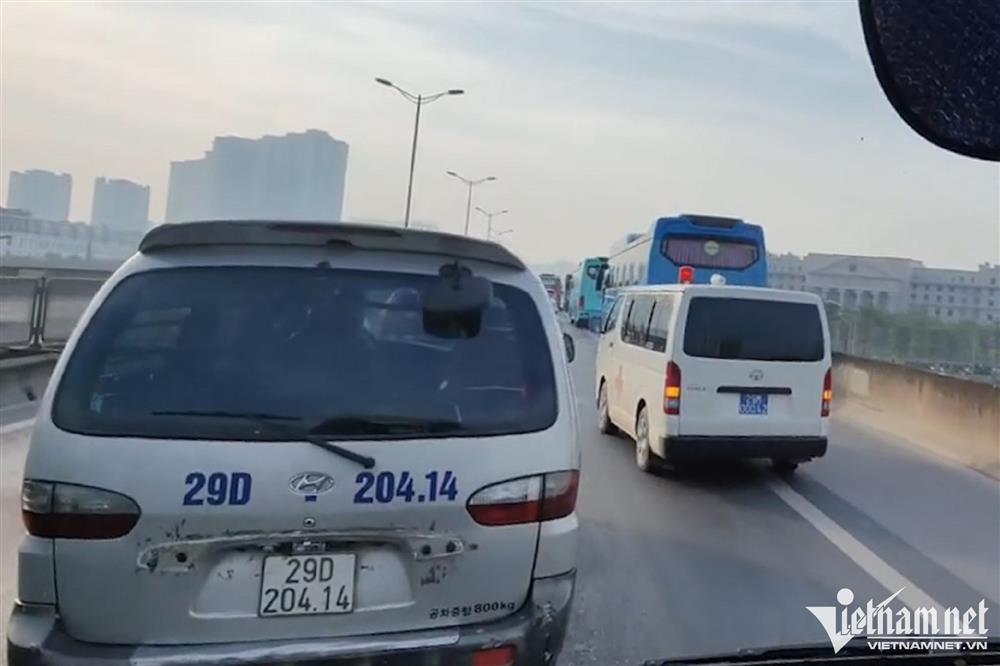 Tiếng còi xe cấp cứu và việc không tuân thủ luật đến mức vô cảm của lái xe-2