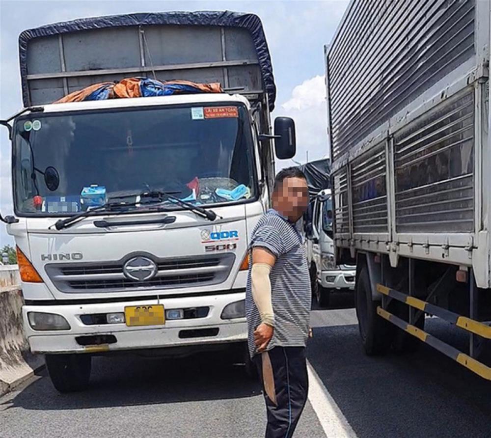 Tiếng còi xe cấp cứu và việc không tuân thủ luật đến mức vô cảm của lái xe-3