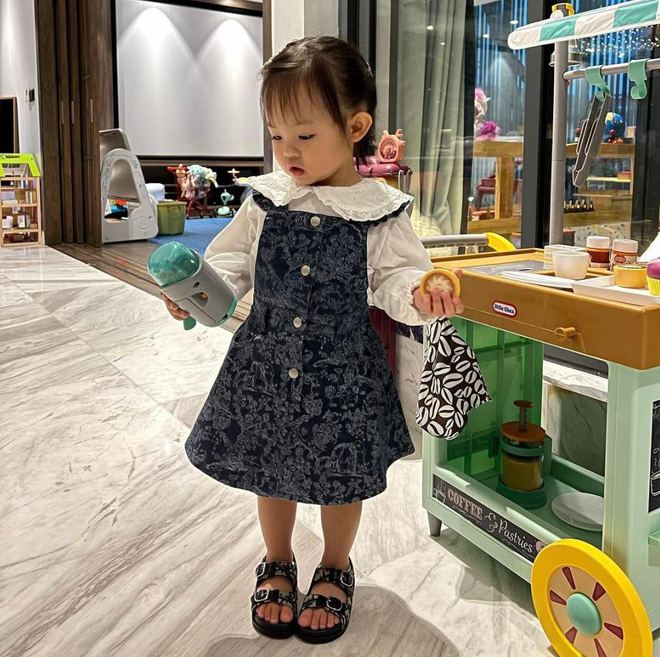 Nhìn phòng riêng của con gái Cường Đô la, biết ngay mức độ coi trọng giáo dục của gia đình như thế nào-2