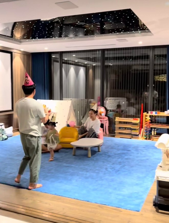 Nhìn phòng riêng của con gái Cường Đô la, biết ngay mức độ coi trọng giáo dục của gia đình như thế nào-4