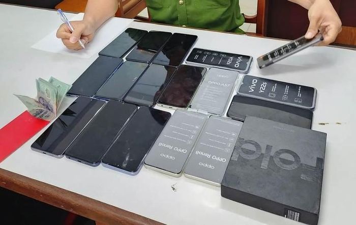 Bắt 5 người trú mưa trong siêu thị Điện Máy Xanh trộm 130 điện thoại-1