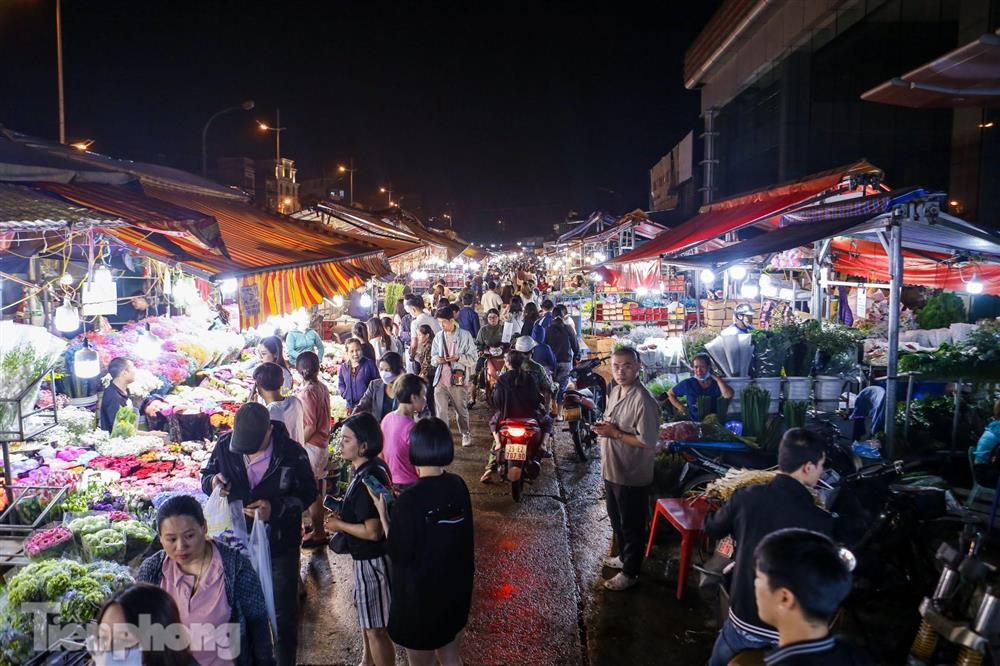 Chợ hoa đêm lớn nhất Hà Nội đông nghẹt khách trước dịp 20/10-1