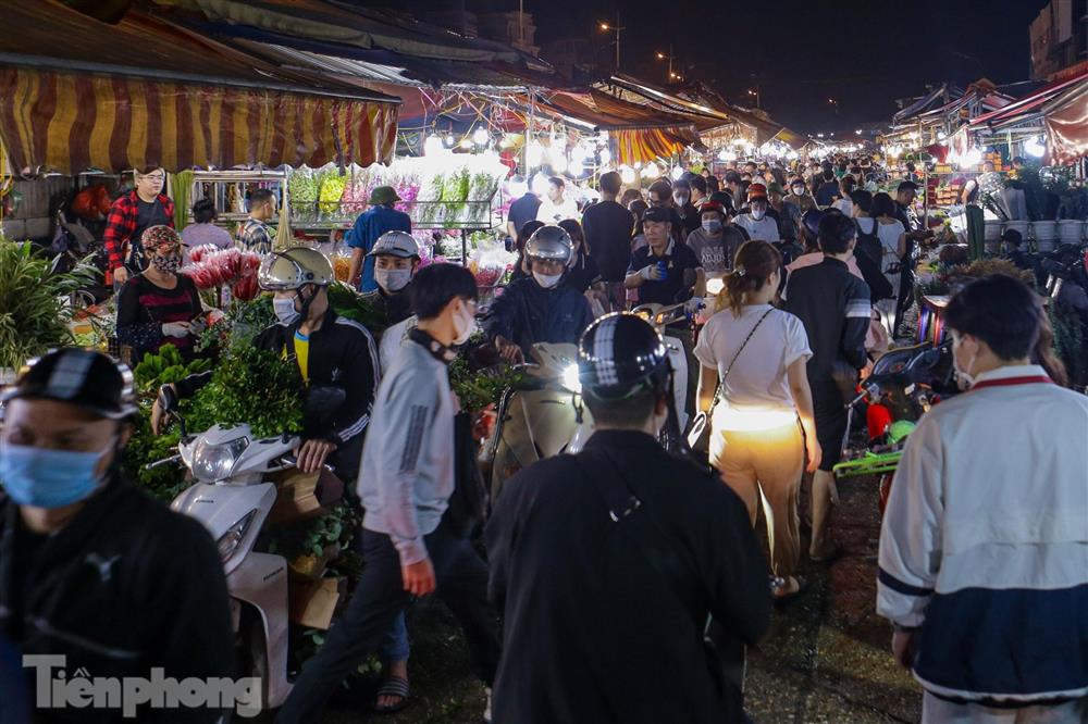 Chợ hoa đêm lớn nhất Hà Nội đông nghẹt khách trước dịp 20/10-2