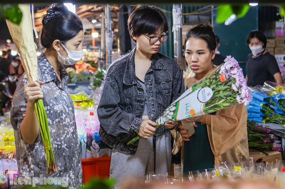 Chợ hoa đêm lớn nhất Hà Nội đông nghẹt khách trước dịp 20/10-3