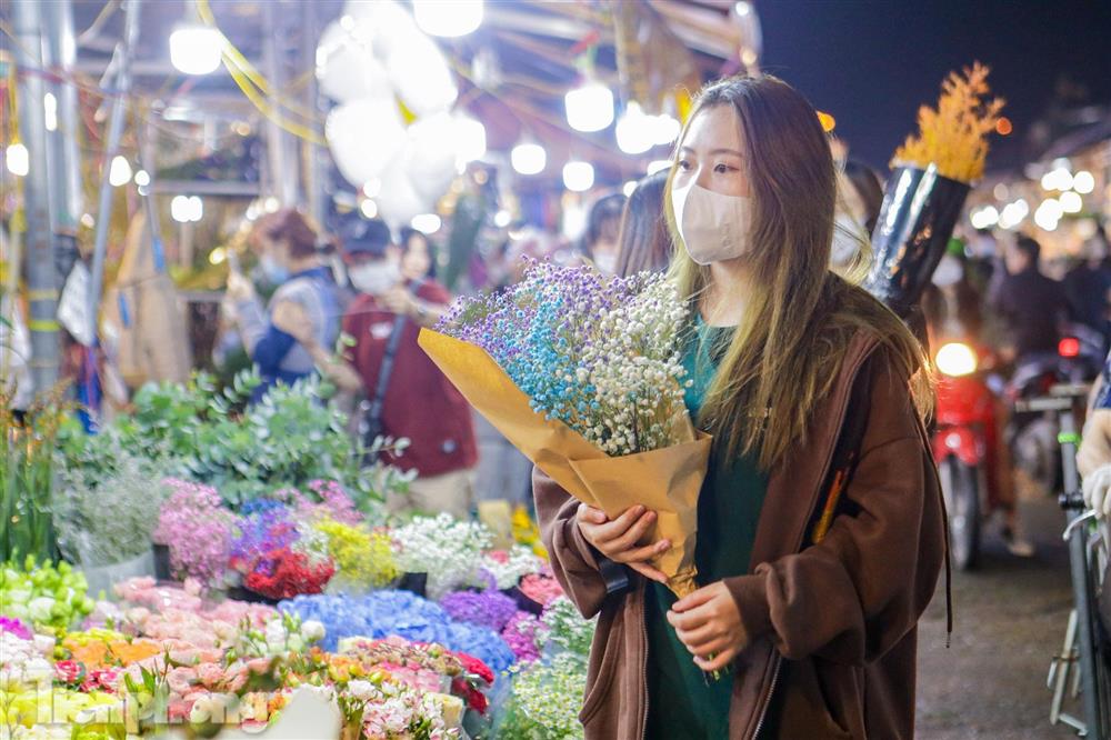 Chợ hoa đêm lớn nhất Hà Nội đông nghẹt khách trước dịp 20/10-10